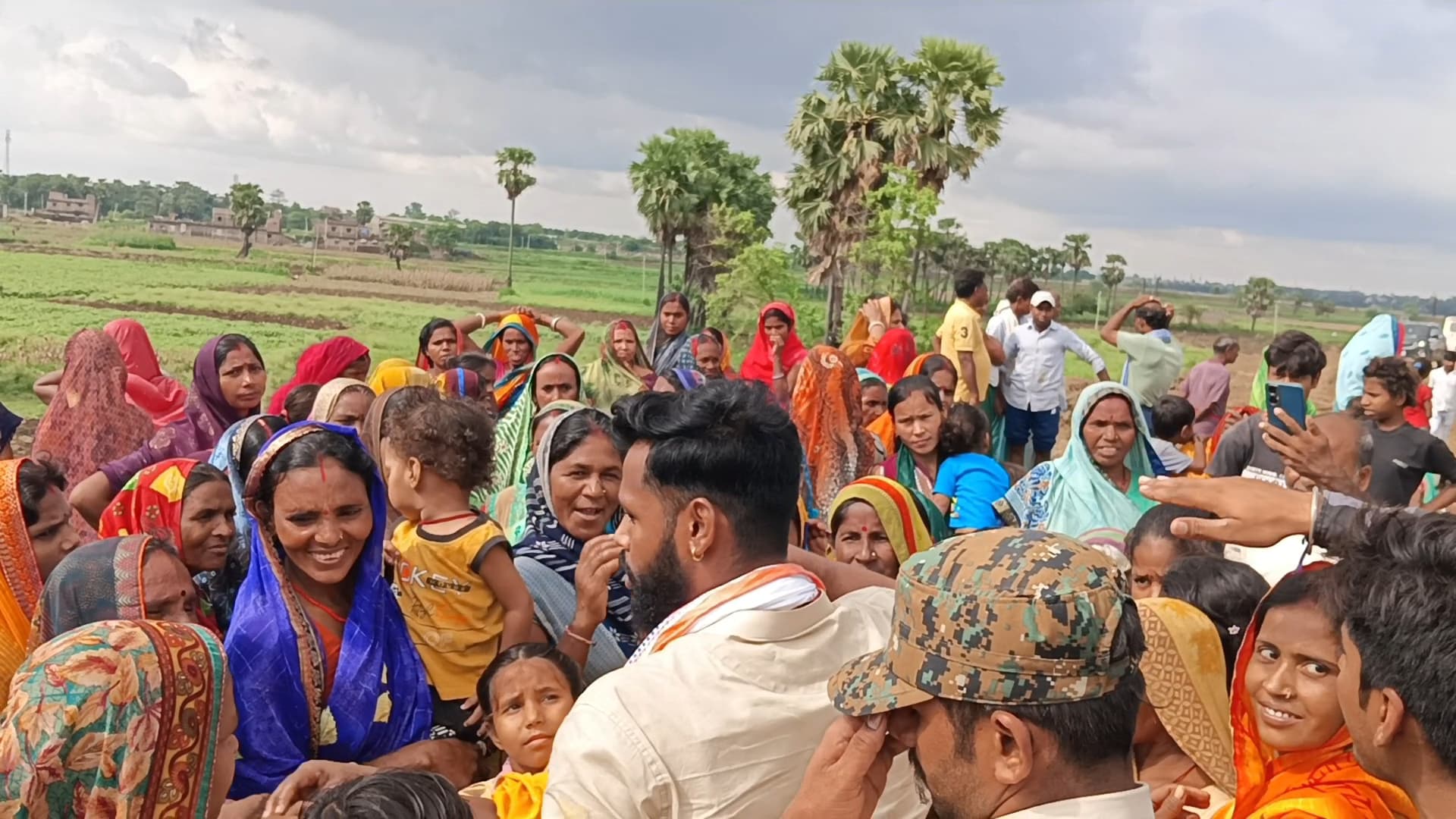 सड़क की मांग को लेकर बिहारीपुर में उबाल: आंदोलनकारियों और पुलिस के बीच तनाव, समाजसेवी आशीष मंडल ग्रामीणों के साथ मोर्चे पर डटे