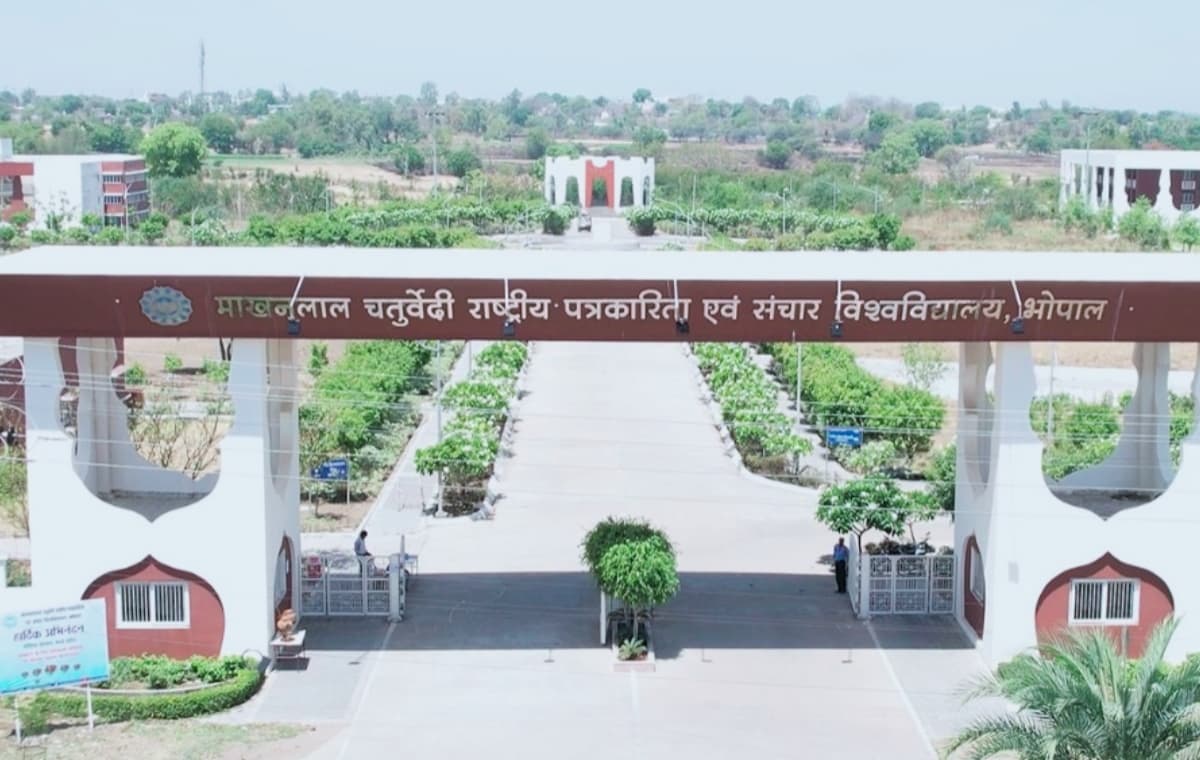 MCU में कक्षाओं में CCTV लगाने की मांग: NSUI प्रभारी तनय शर्मा ने VC को सौंपा पत्र
